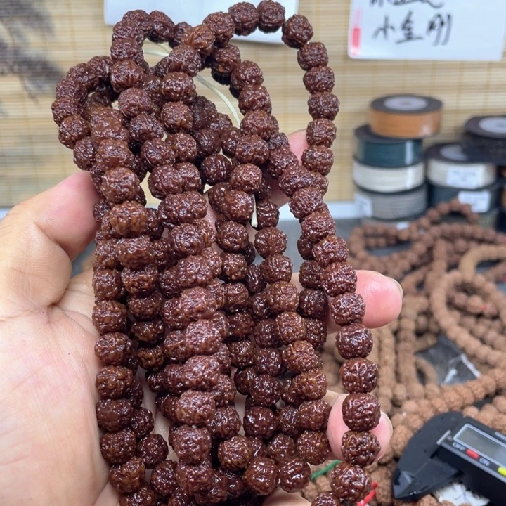 吊坠金刚菩提一代野龙尺寸10左右，挑手持