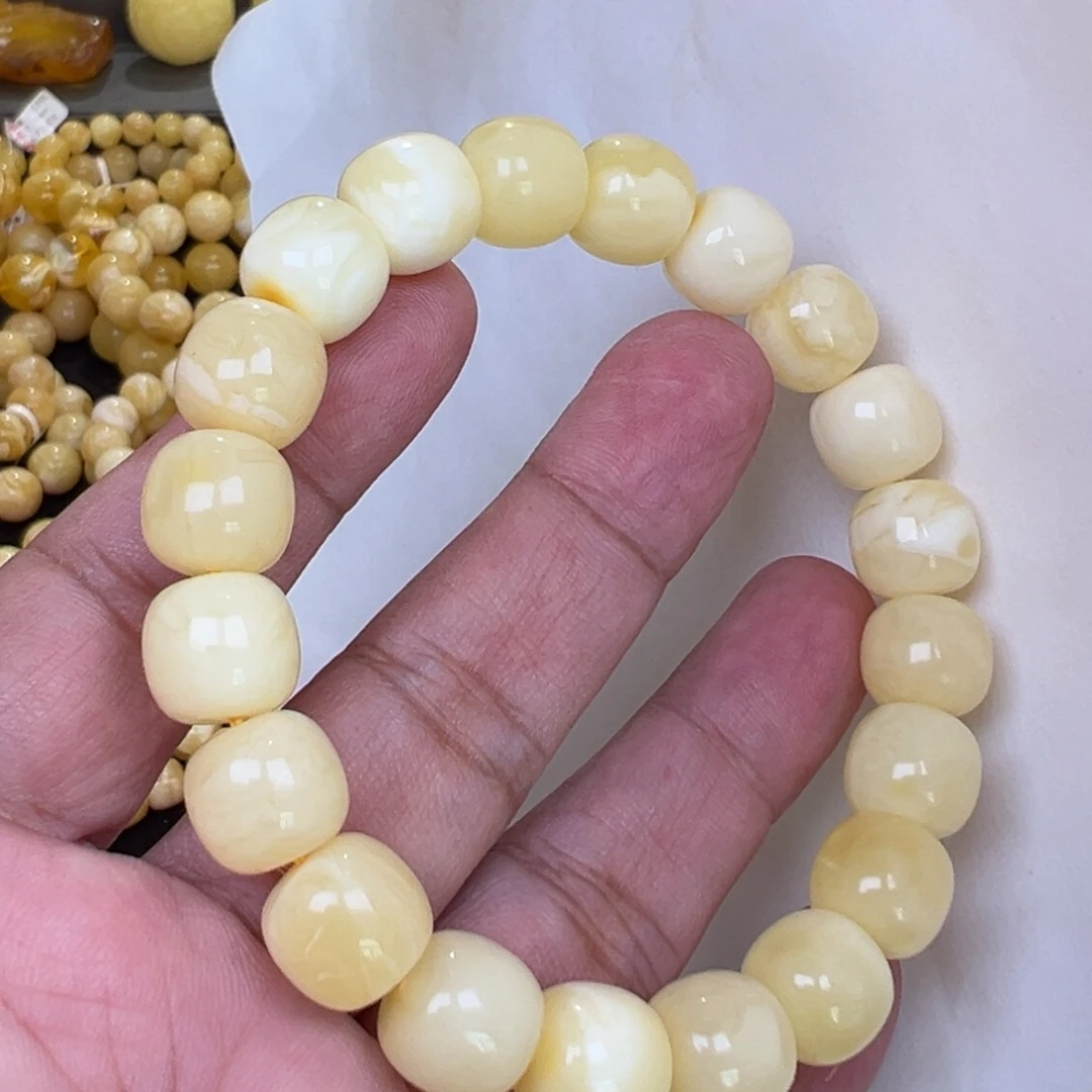 胡***怂蜜蜡未镶嵌裸石12加21.57克