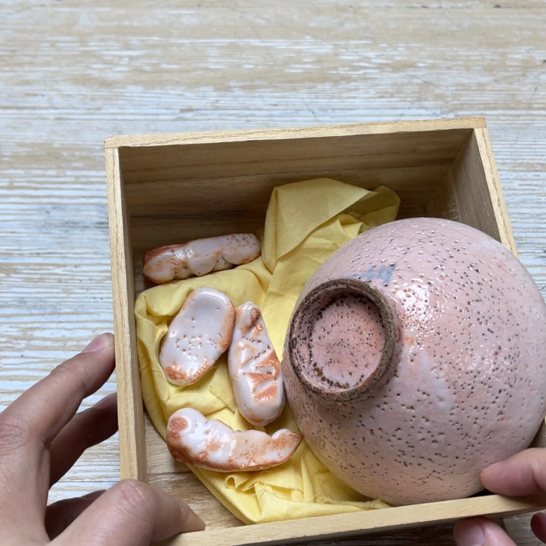 瓷片密密麻麻地排列着一个大