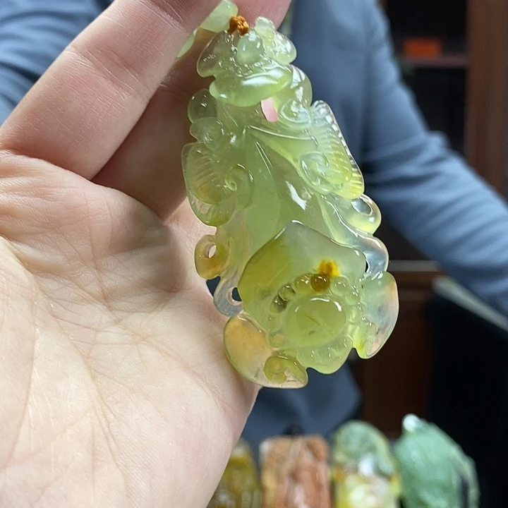 蛇纹石玉未镶嵌颈饰