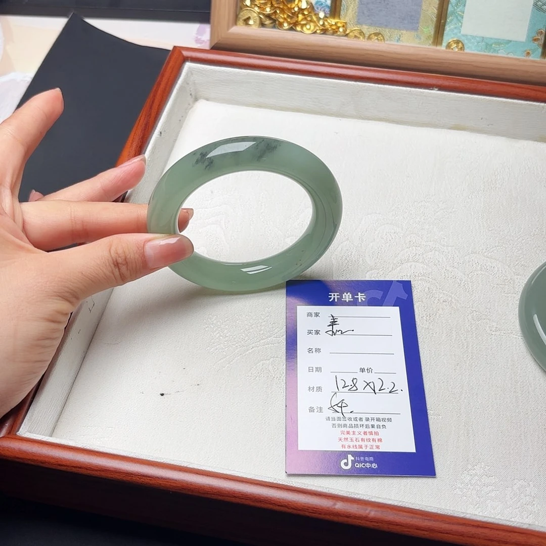 嘉***H未镶嵌手镯石英质玉