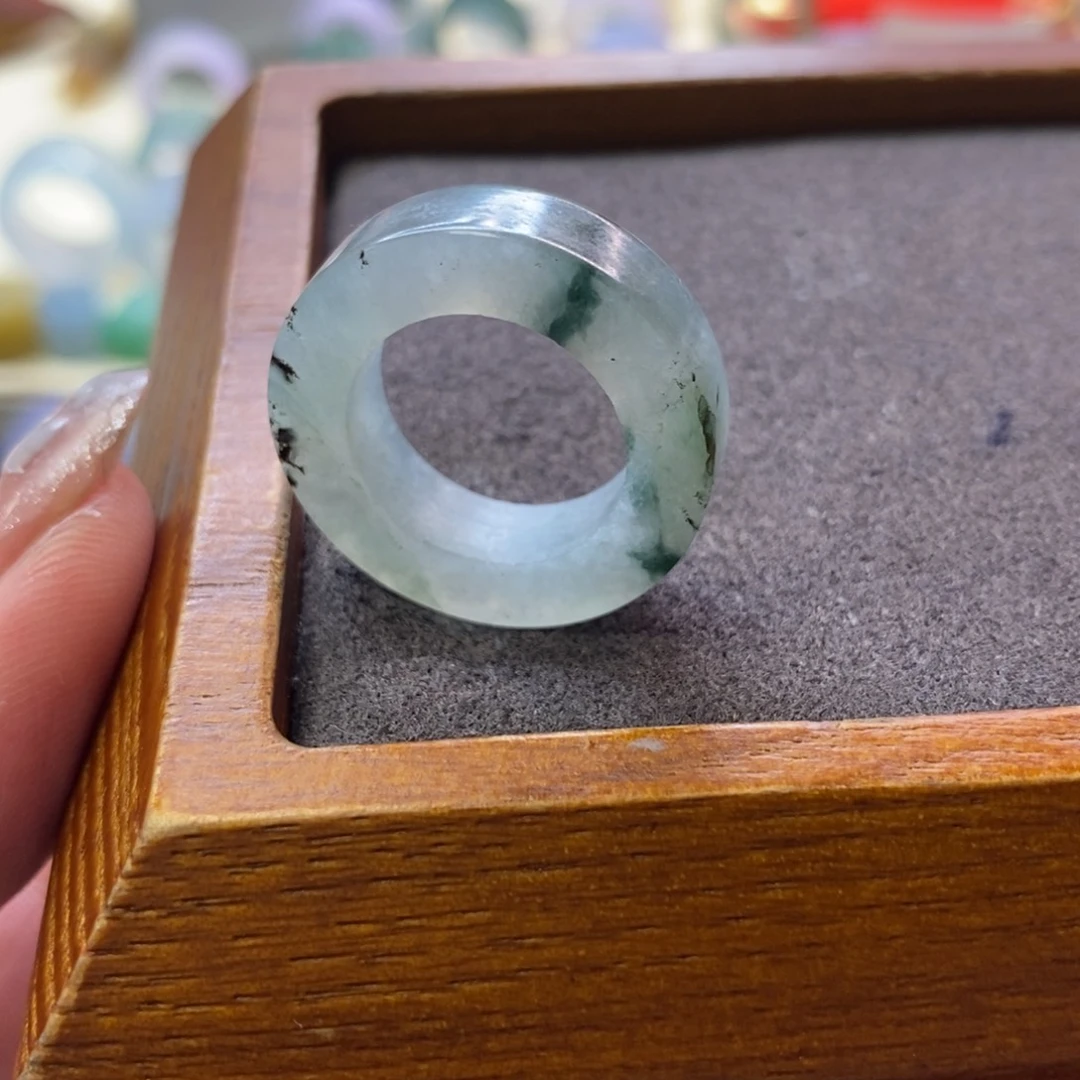定制翡翠未镶嵌翡翠有纹裂