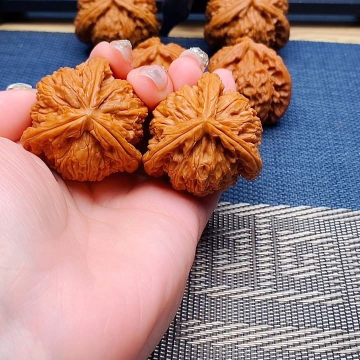 ****磊文玩核桃吊坠三棱