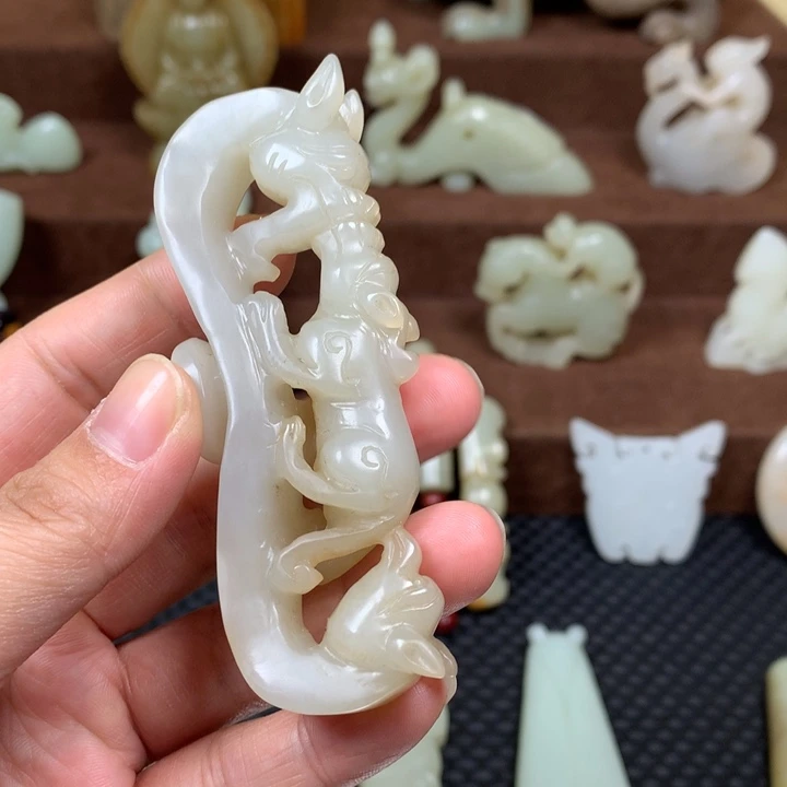 和田玉未镶嵌把件