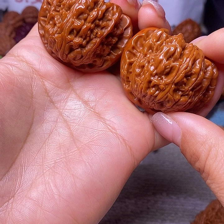 昶***廬文玩核桃吊坠白狮子。