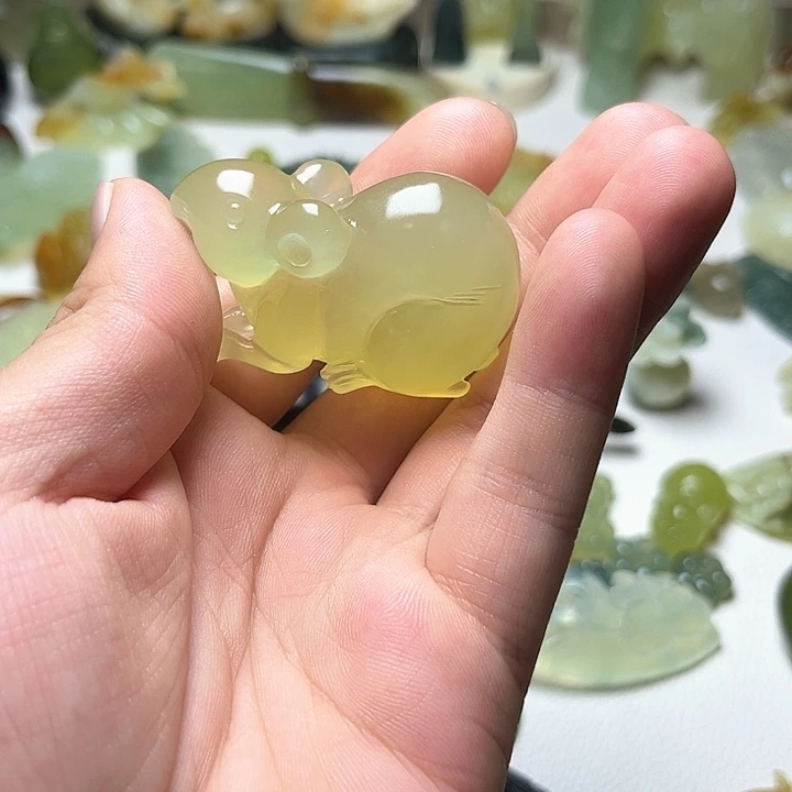 蛇纹石玉未镶嵌颈饰是****