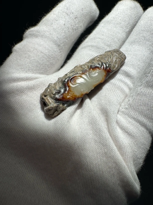 汉代风格和田白玉红沁浮雕螭龙勒子