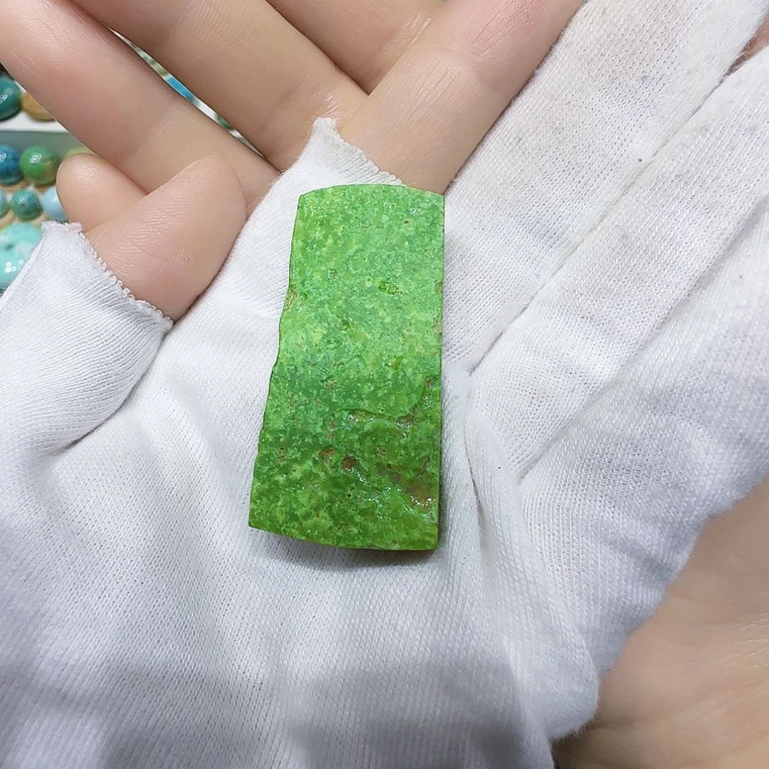 绿松石未镶嵌颈饰