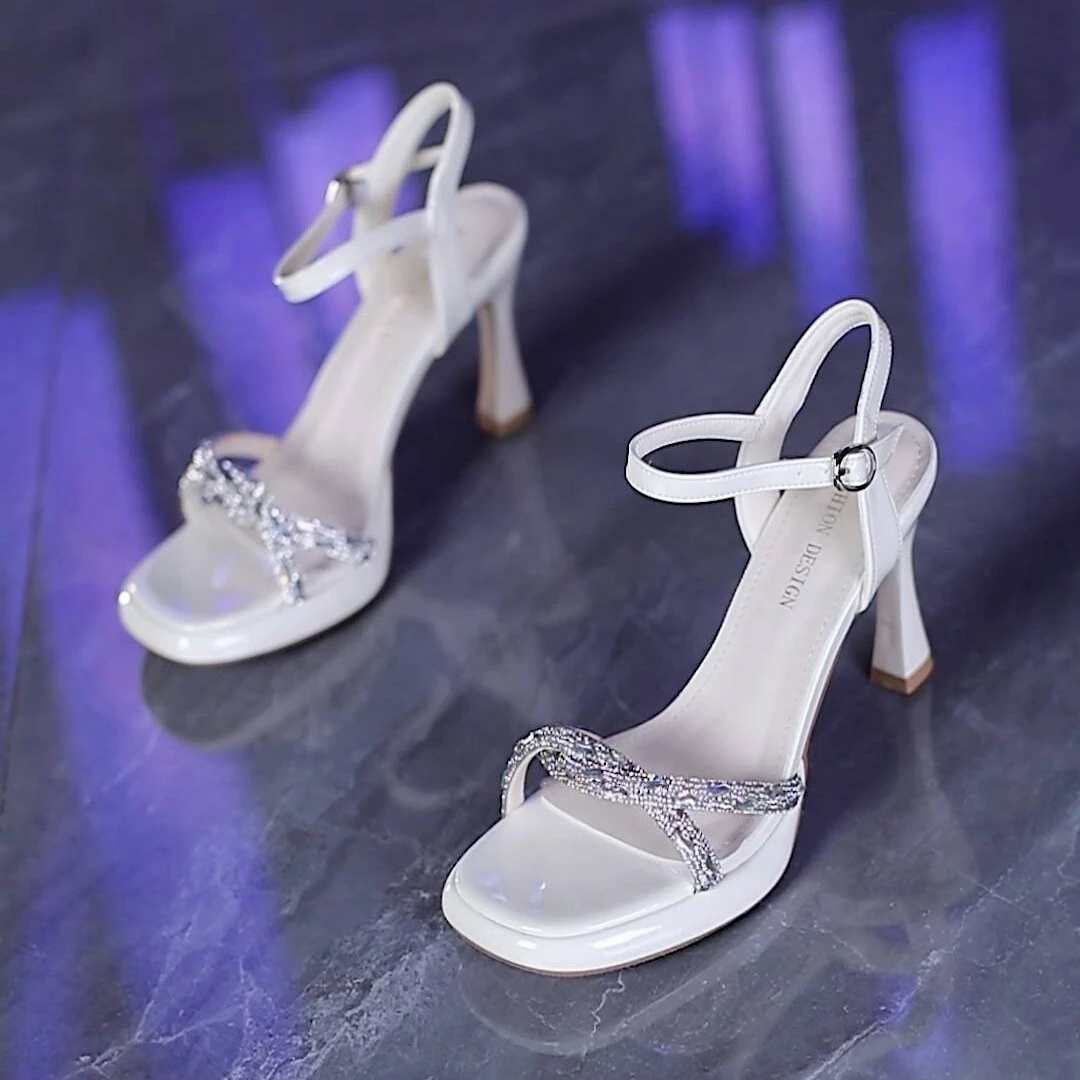 名媛性感水钻细跟高跟鞋女2025新款圆头漆皮防水台一字带露趾凉鞋