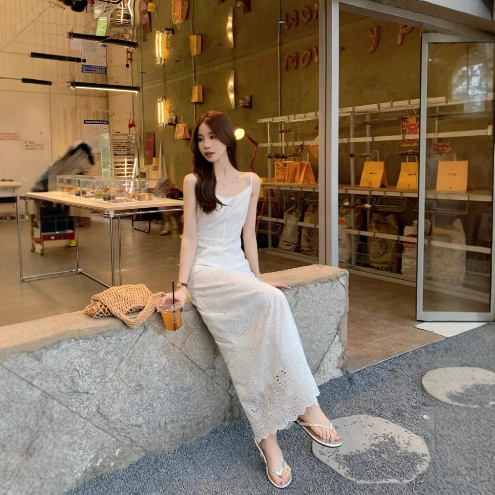 度假风白月光2025穿搭提花刺绣白色长裙修身蕾丝无袖吊带连衣裙