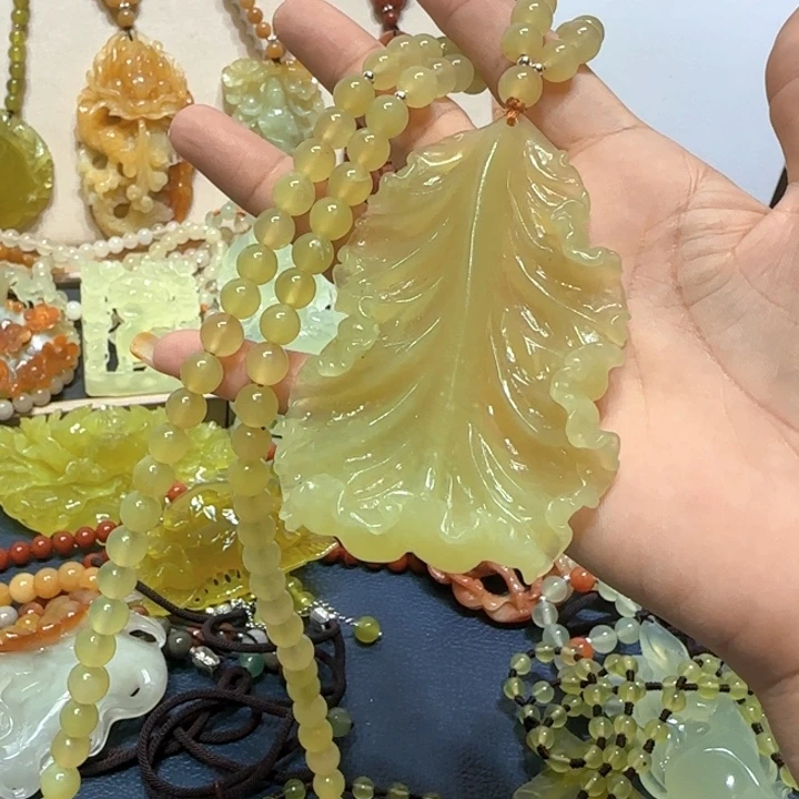 未镶嵌蛇纹石玉吊坠