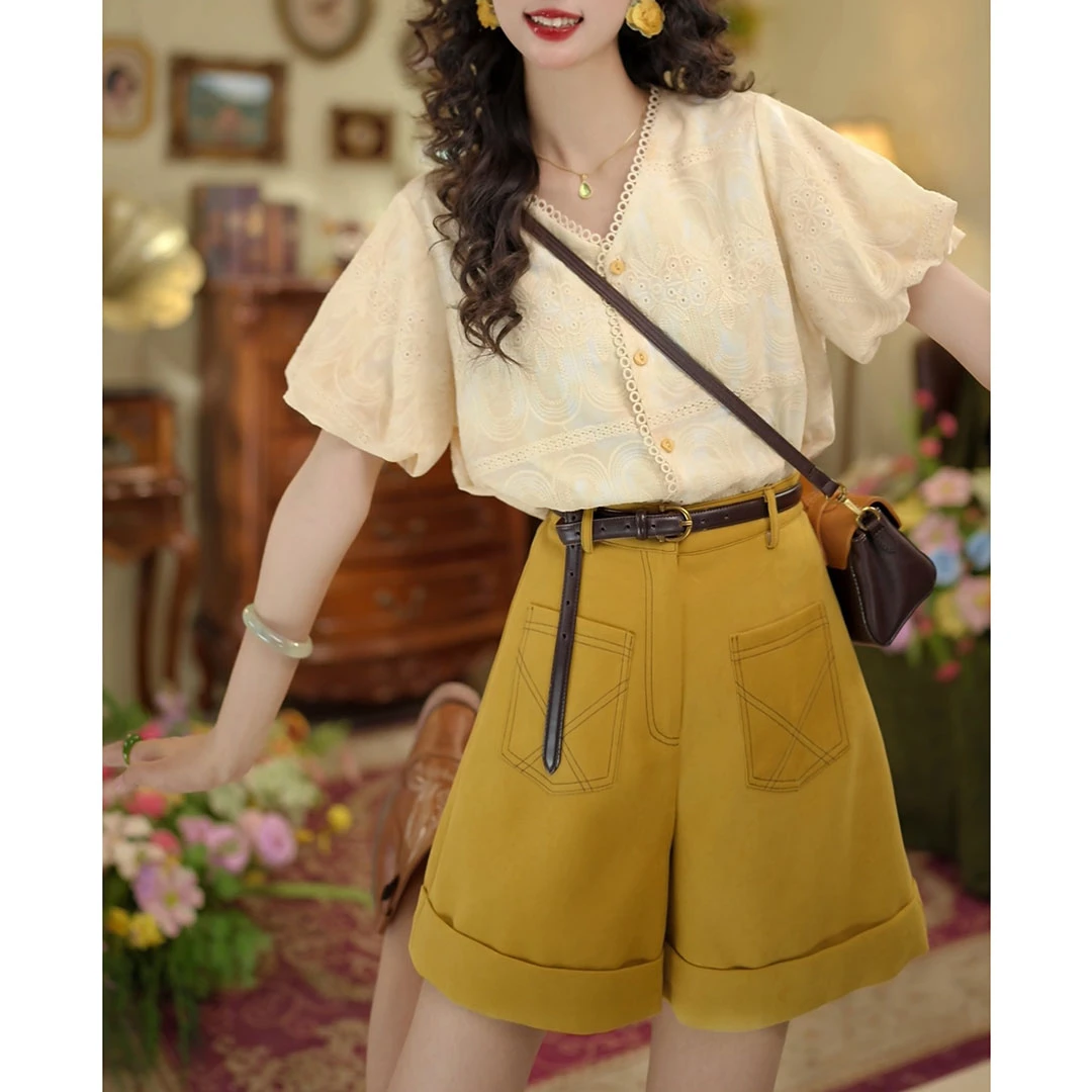 2025夏季新款休闲衬衫短袖V领绣花上衣气质短裤女士复古时尚套装
