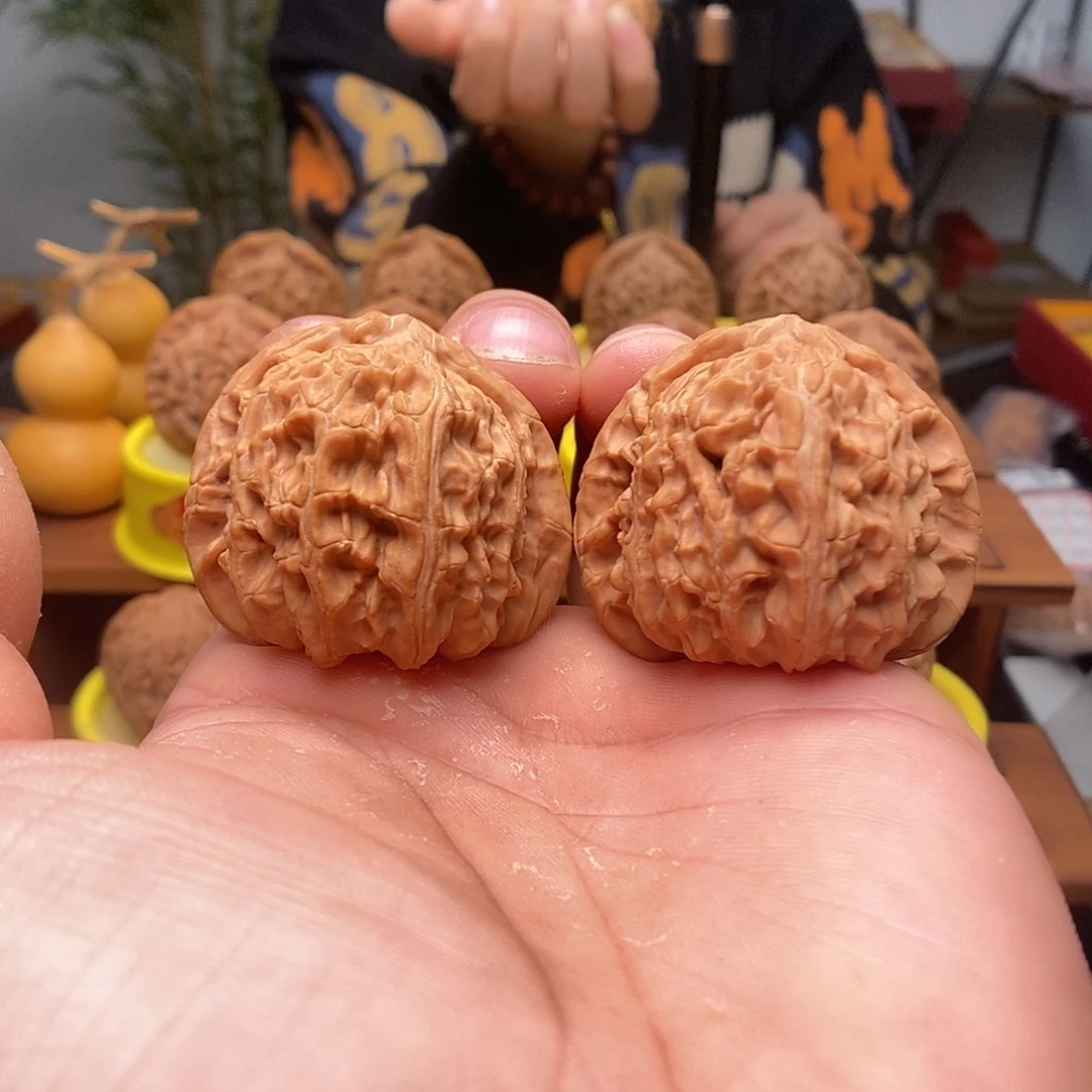 文玩核桃吊坠白狮子42