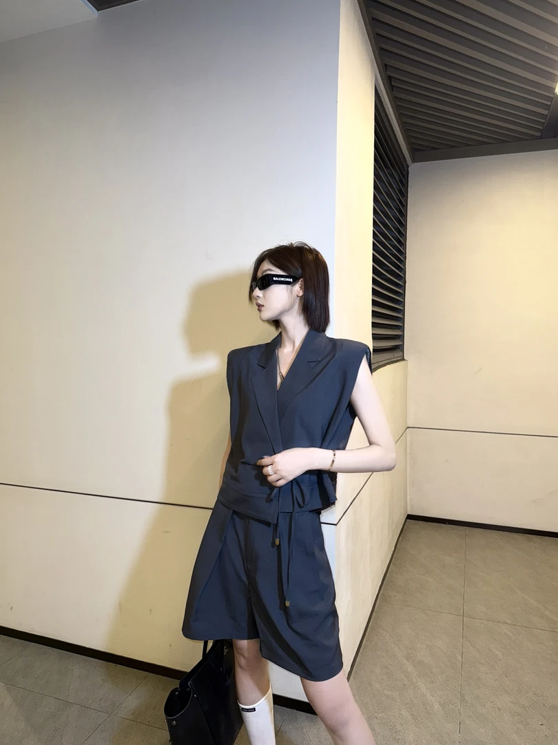 邓蕾婷【夏日氛围】夏季新款绑带设计洋气上衣轻奢高级气质短裤套装