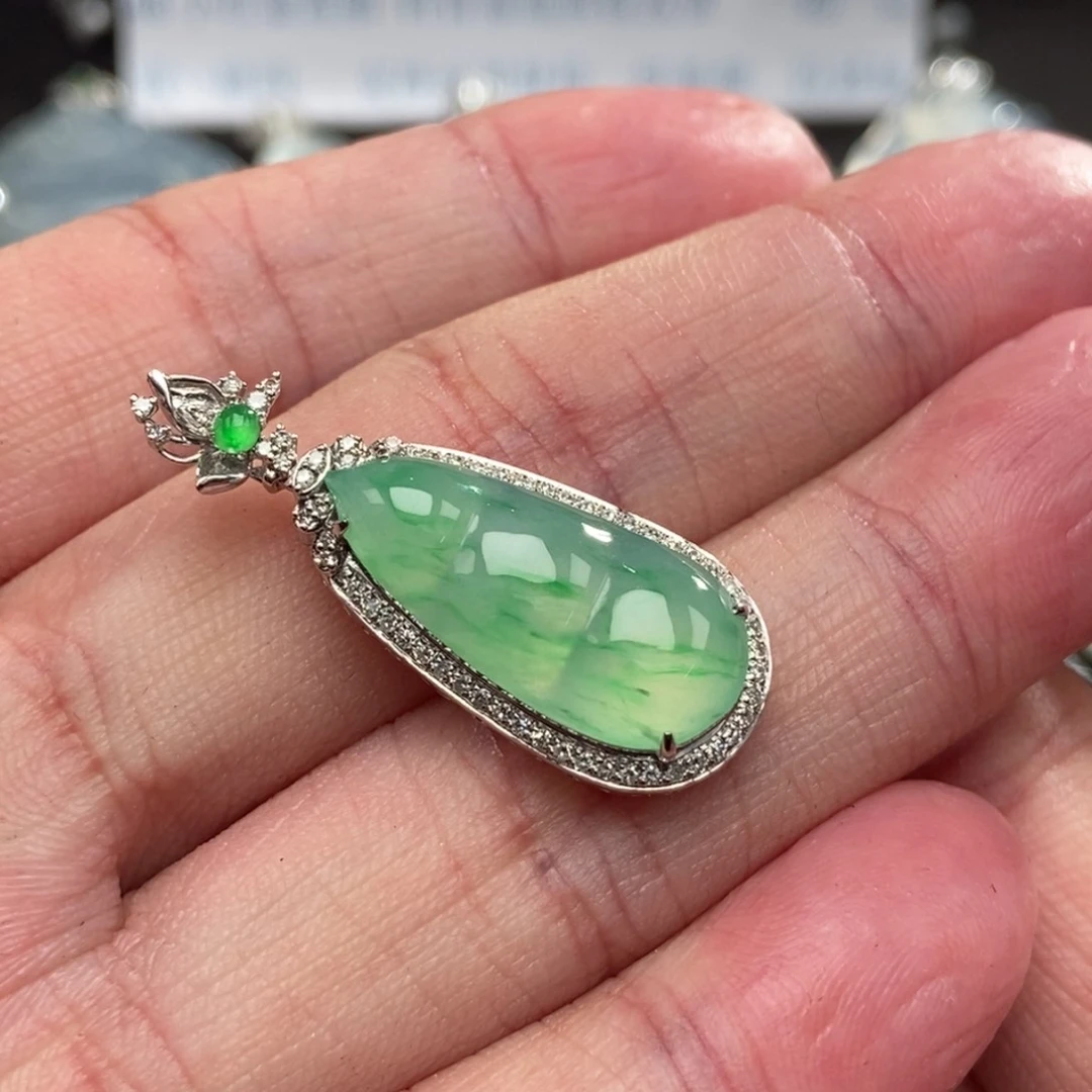 颈饰18K金镶嵌翡翠豆子