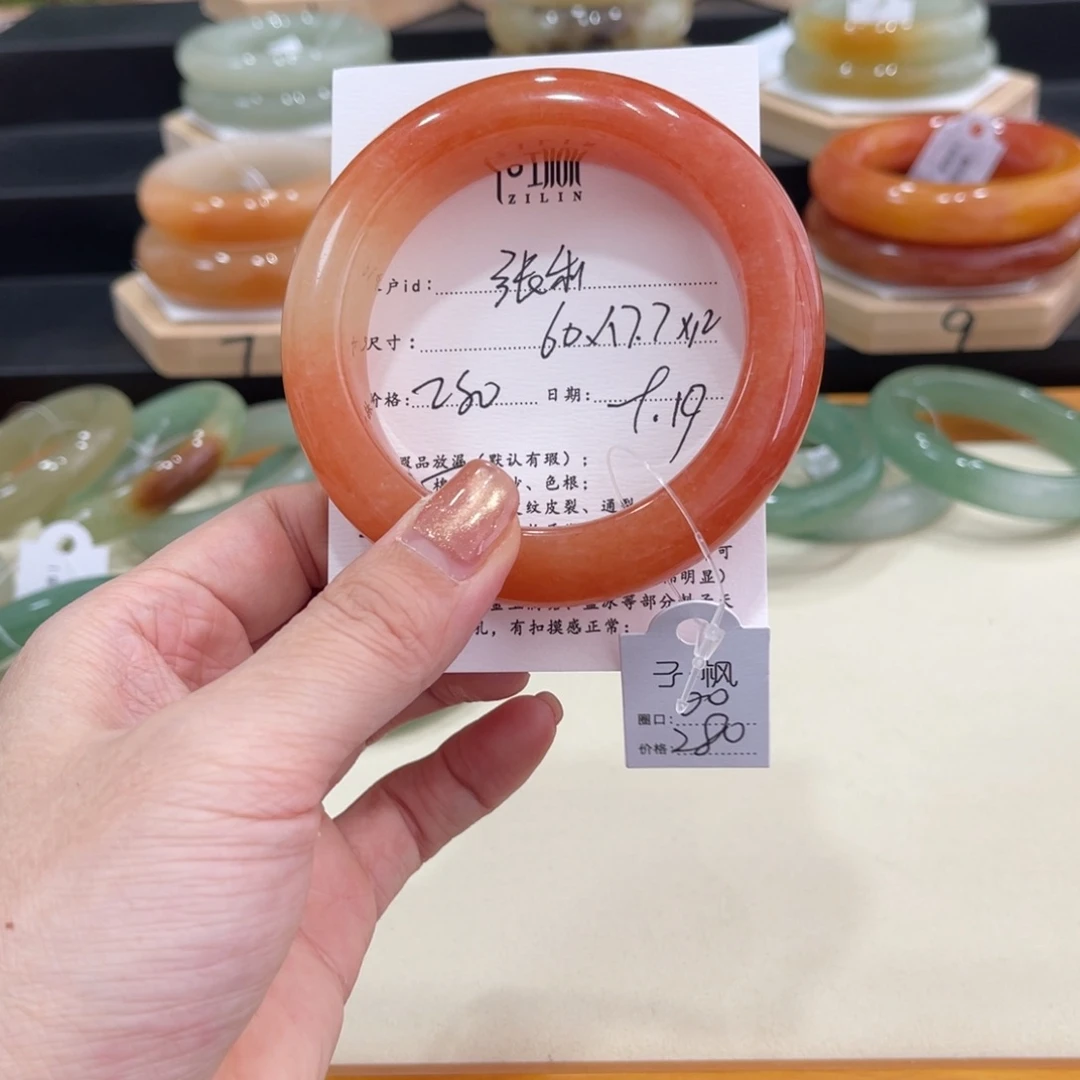 未镶嵌手镯石英质玉张*
