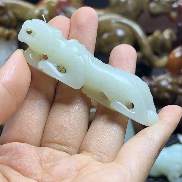 雧***画和田玉未镶嵌颈饰