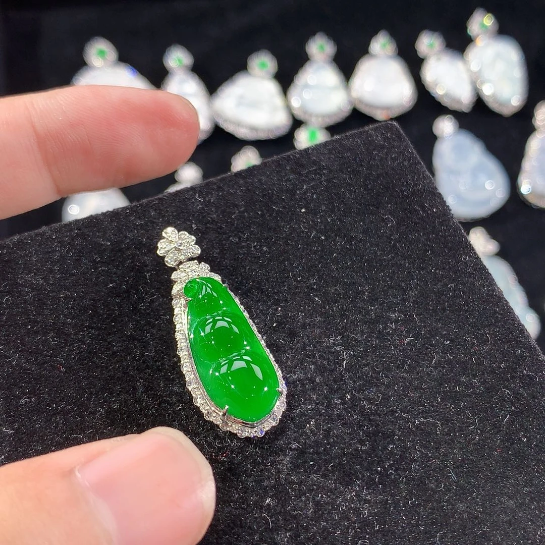 翡翠18K金镶嵌颈饰