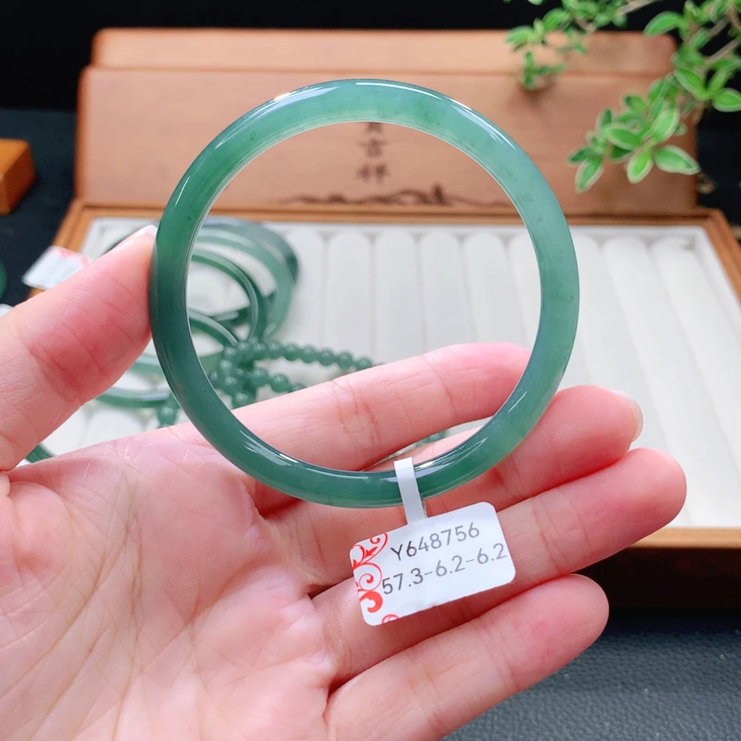 翡翠未镶嵌手镯（圆镯）