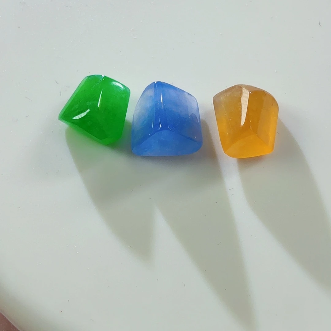 翡翠未镶嵌颈饰裸石3颗