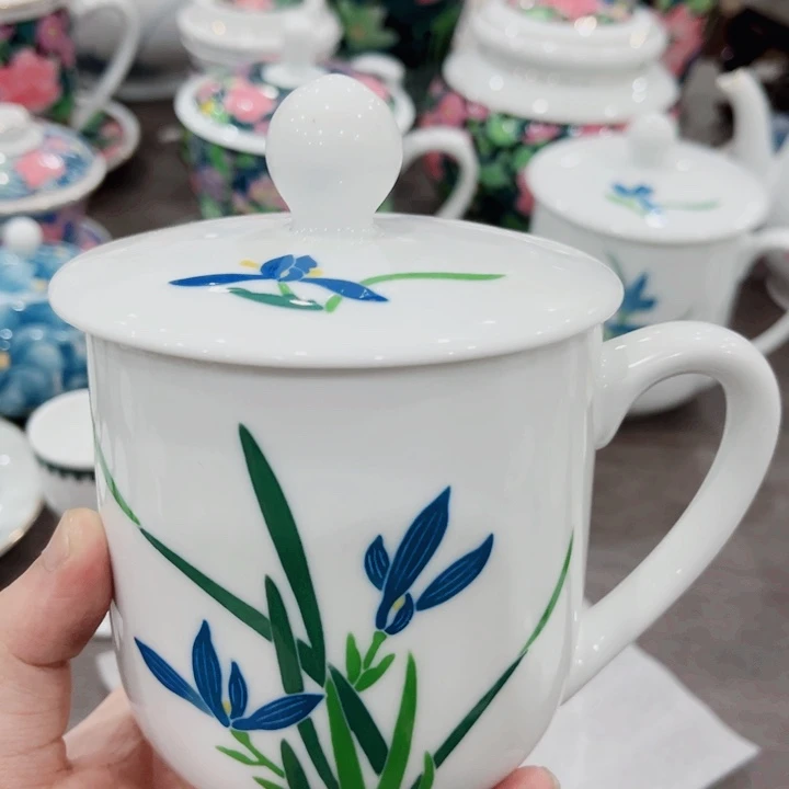 釉下五彩的瓷器和瓷器