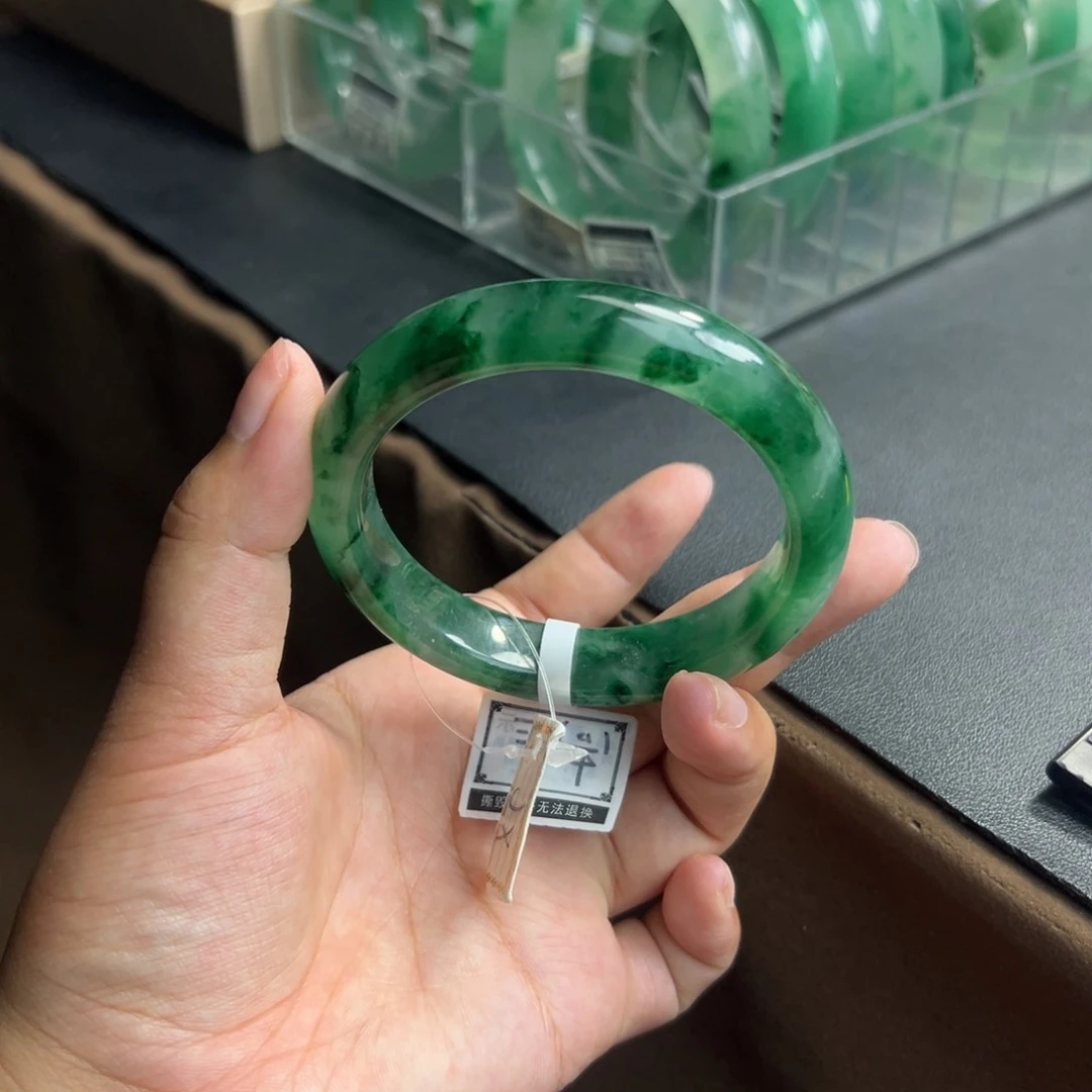 王****石英质玉手镯未镶嵌