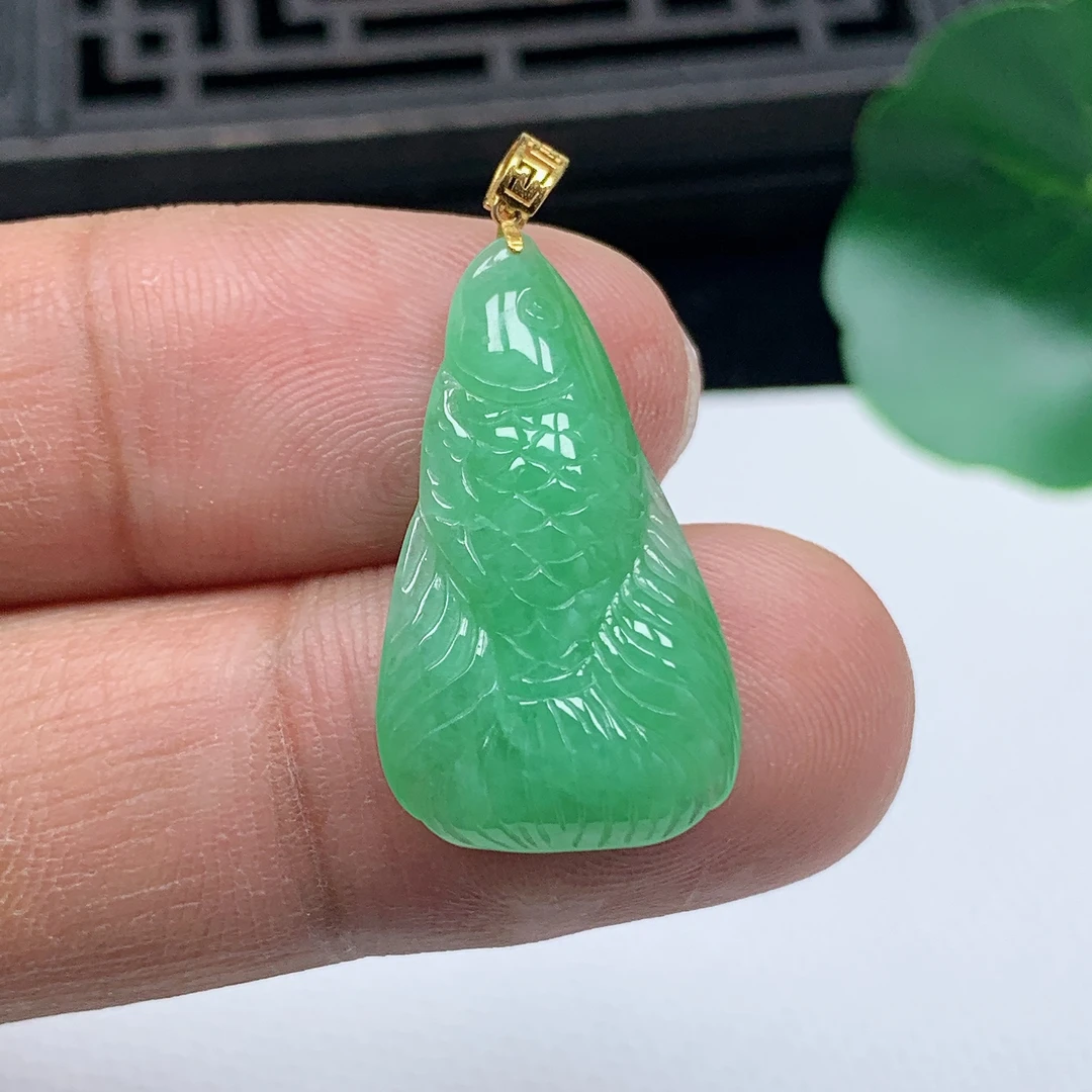 天然翡翠A货18K金扣精美满绿年年有鱼吊坠尺寸26.3*15*5mm