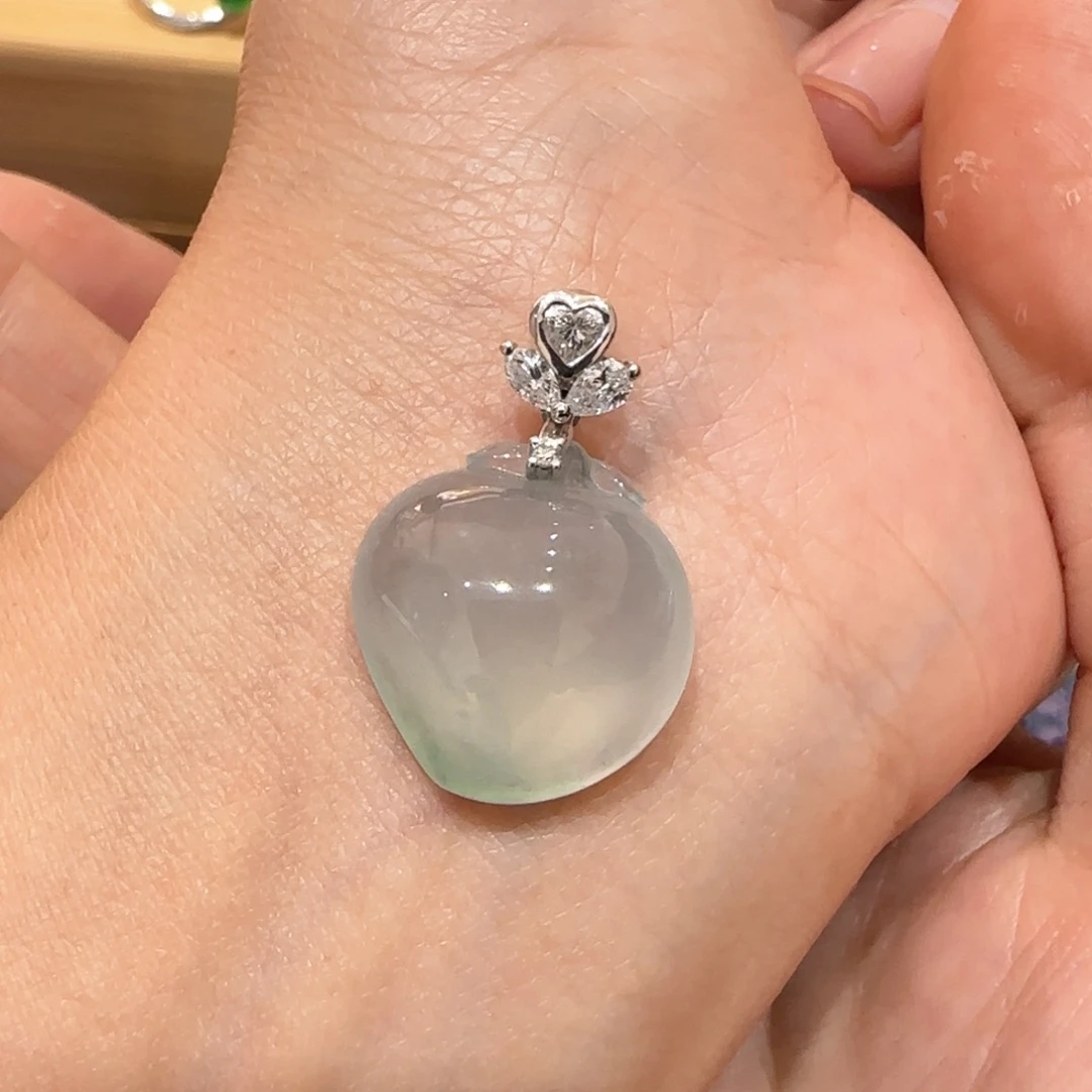 翡翠18K金镶嵌颈饰桃