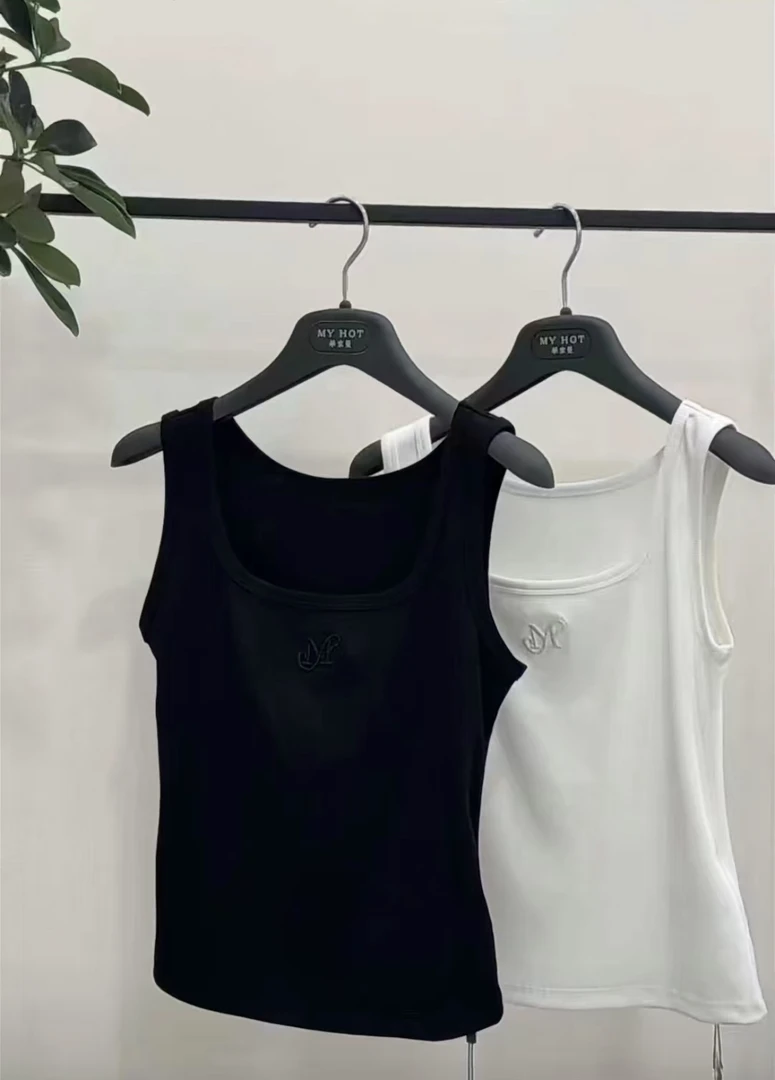 时尚百搭黑白背心