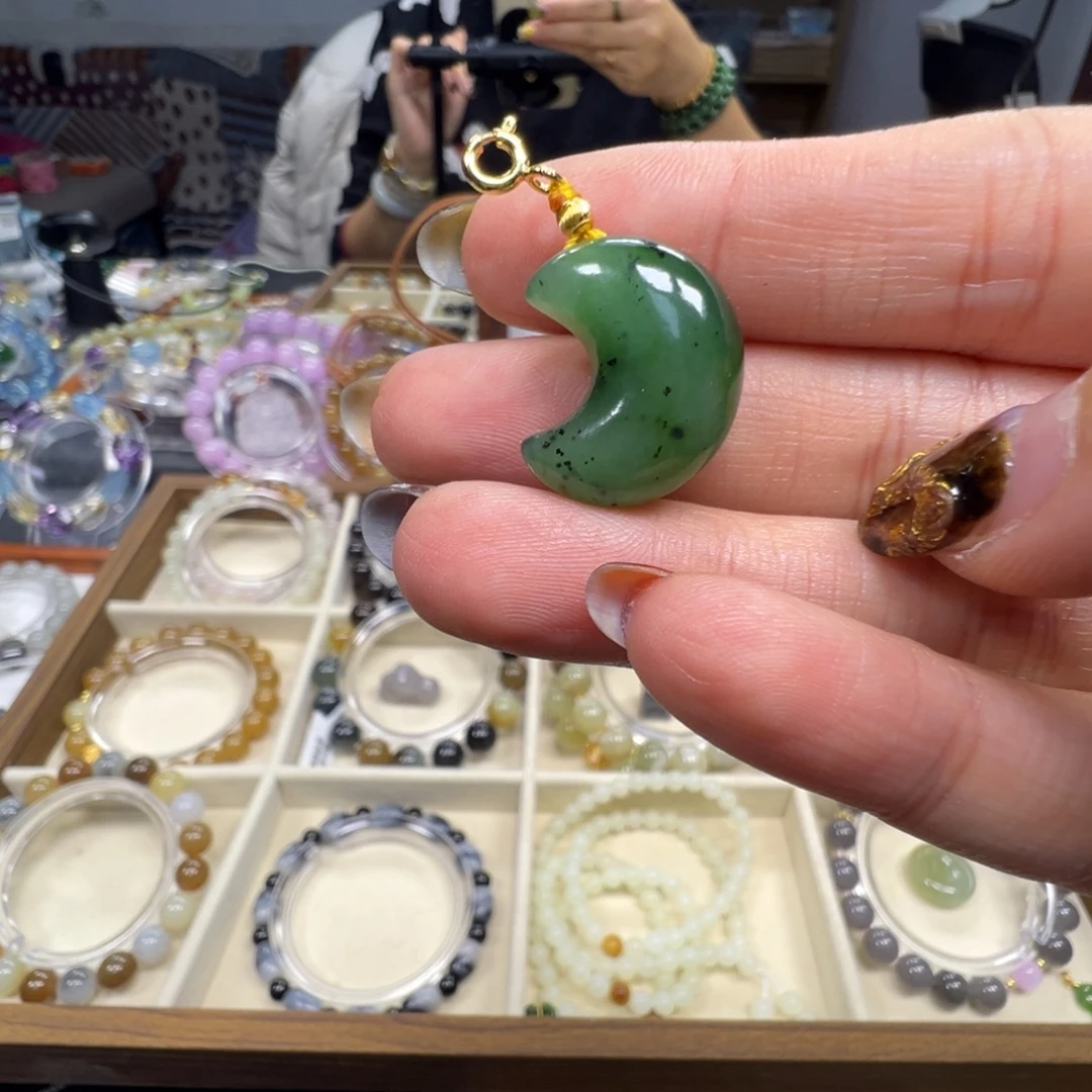 和田玉（碧玉）未镶嵌颈饰月亮