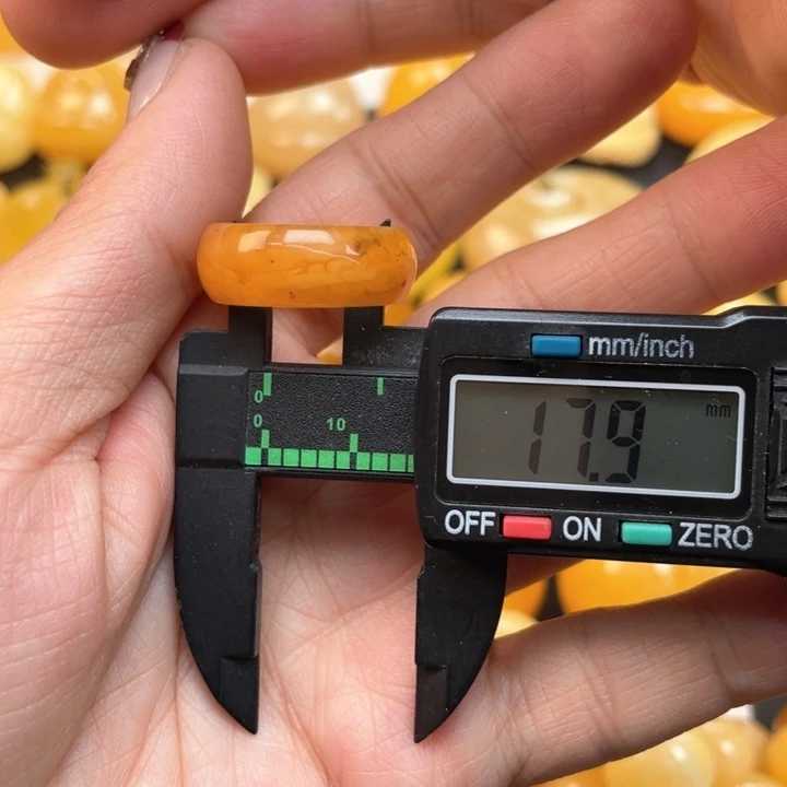 蜜蜡裸石未镶嵌玩****）蜜蜡戒指有瑕疵