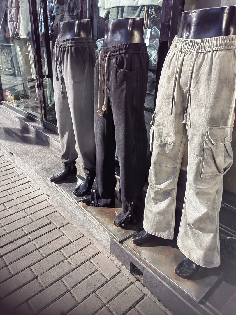 高街潮牌大阔版直筒加绒排扣裤，美式街头潮流，时尚洋气百搭。裤子