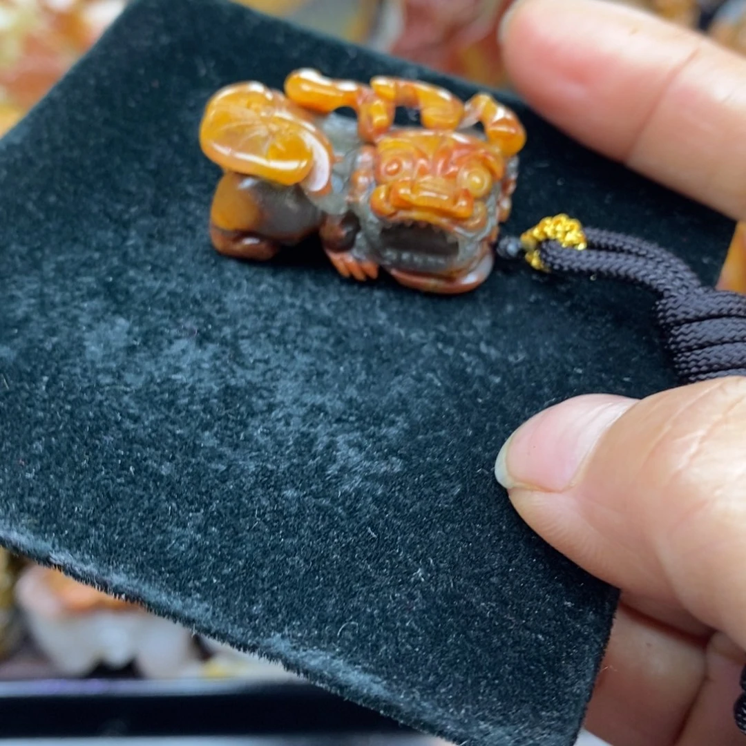 未镶嵌石英质玉（黄龙玉）颈饰