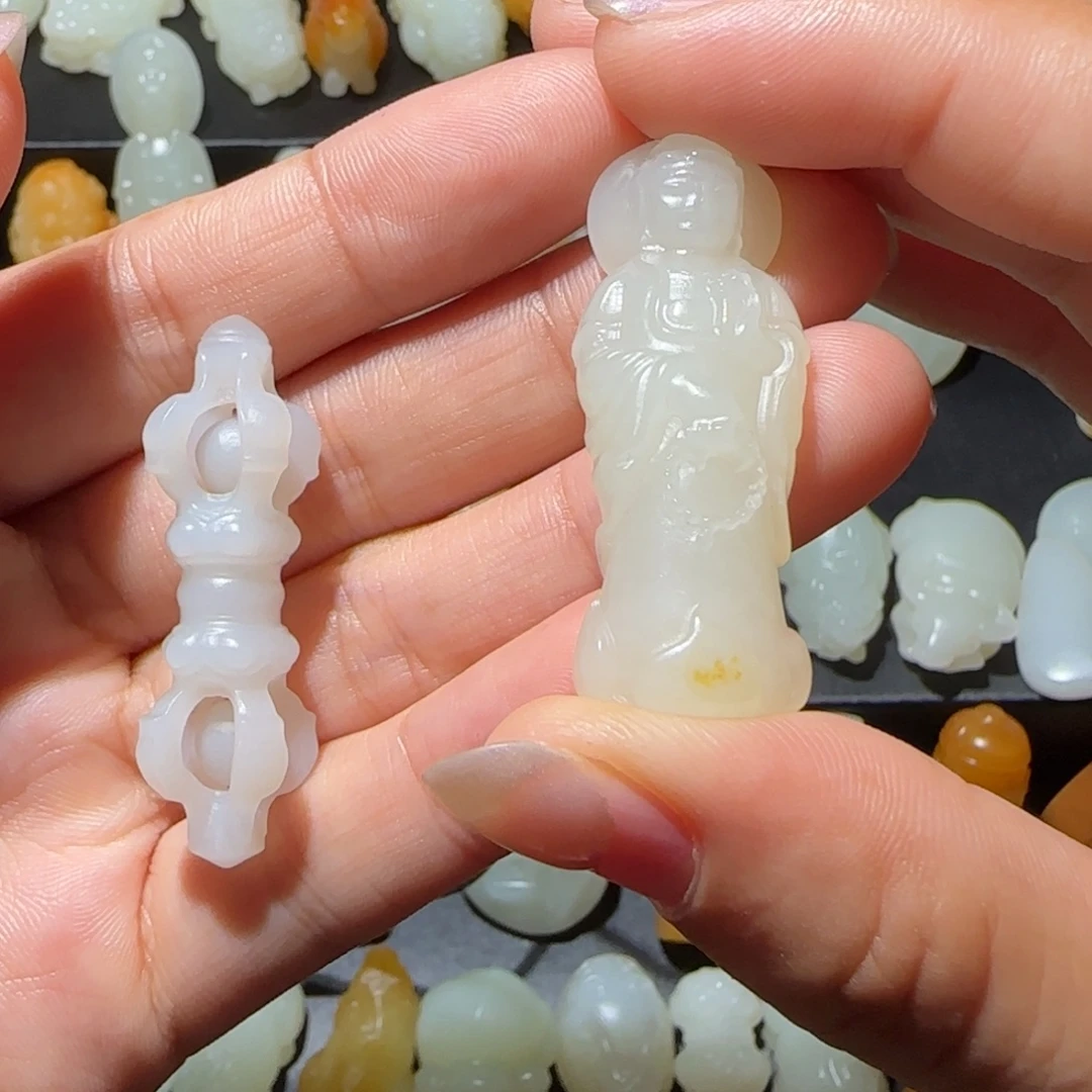 雨***父和田玉未镶嵌颈饰