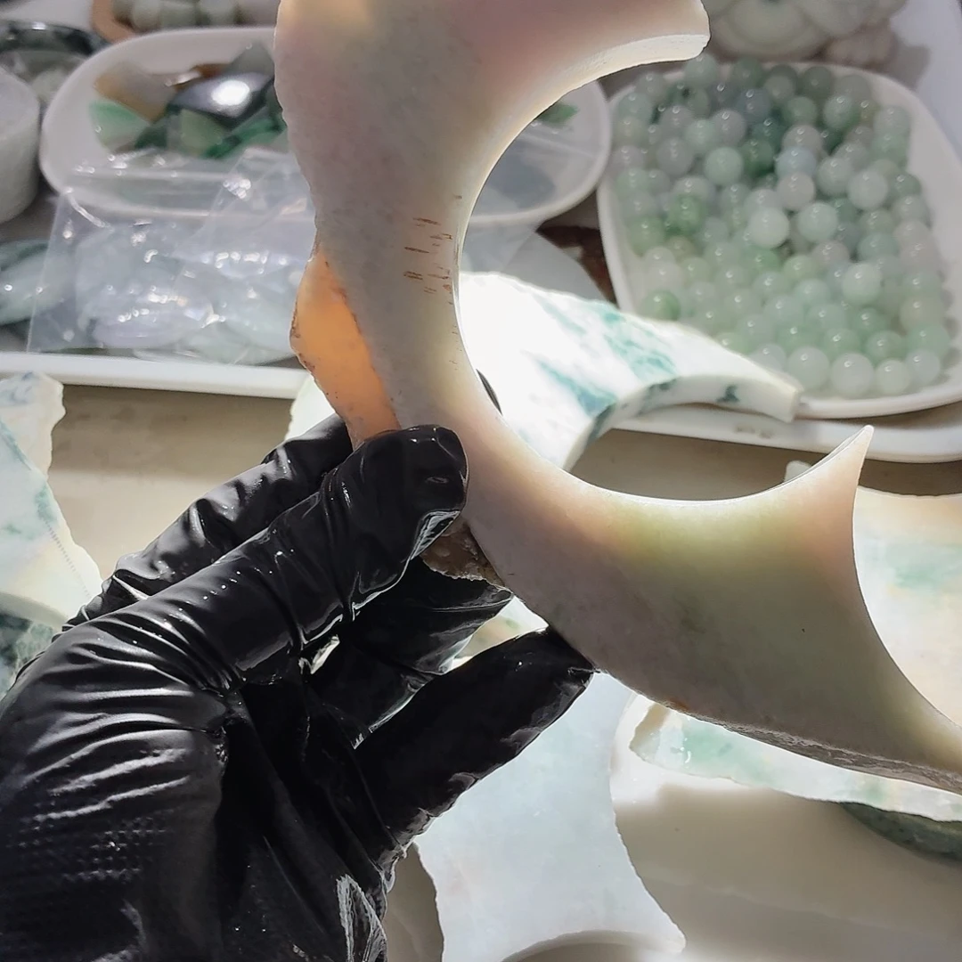 翡翠未镶嵌颈饰边角料