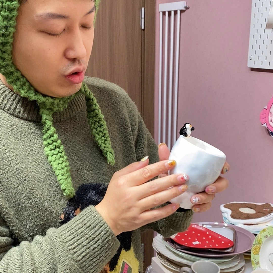 陶瓷企鹅手握杯子