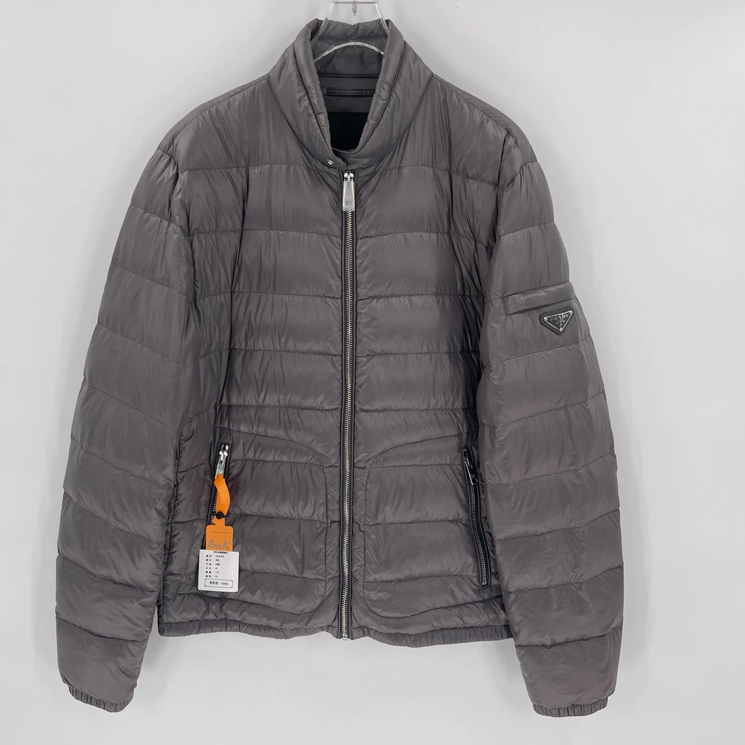 99新 Prada/普拉达 灰色三角钢标羽绒服/50码/Sw24759