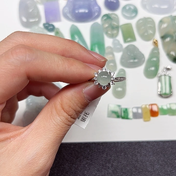 翡翠戒指银S925镶嵌浅绿底蛋面戒指