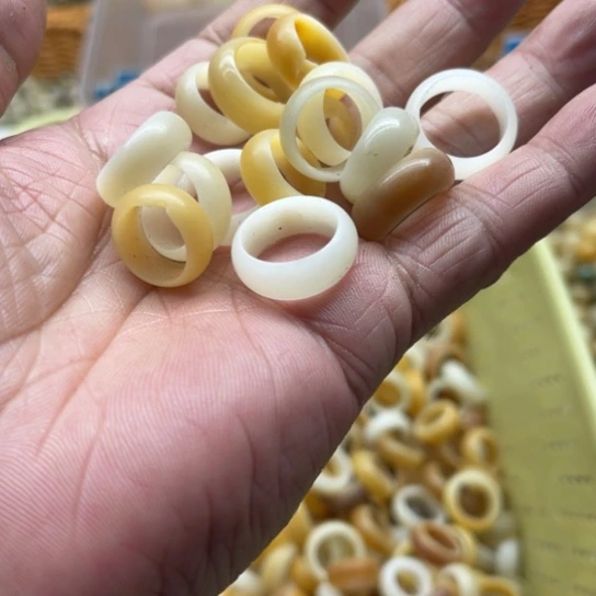 白玉菩提吊坠瑕疵跑环10颗