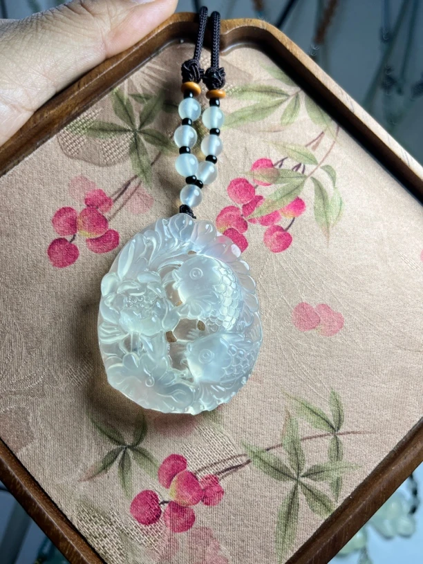岫玉天然冰底雕刻，连年有鱼