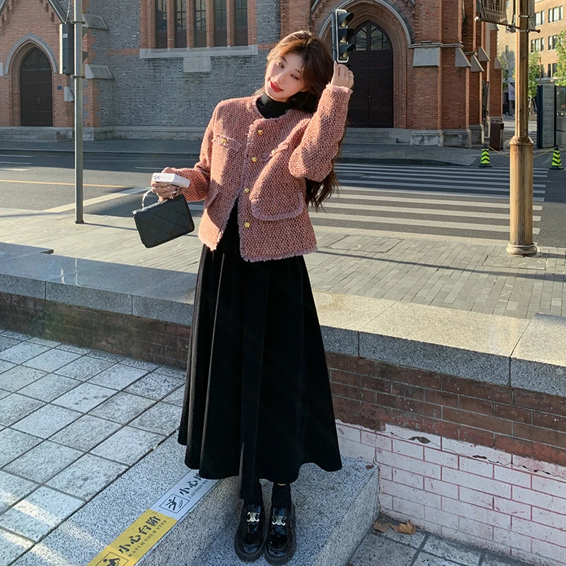 今年流行的漂亮套装2025春新款高级感小香风外套黑色连衣裙两件套