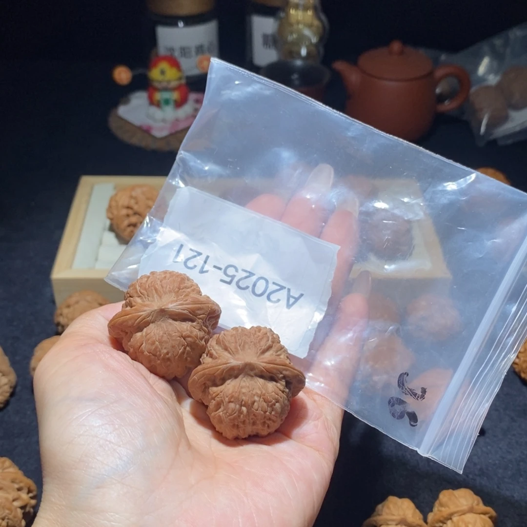 文玩核桃吊坠血麒麟36