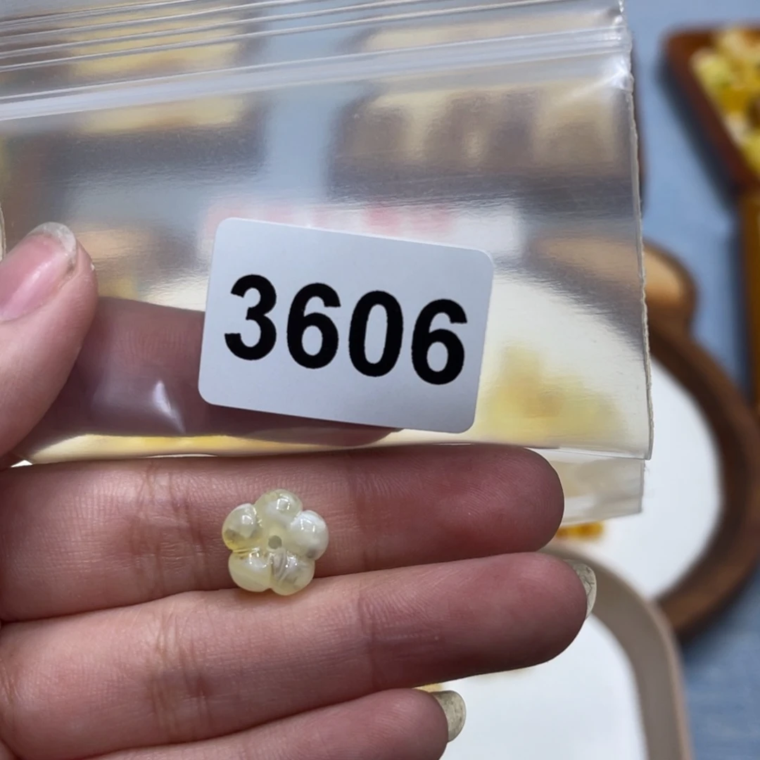 琥珀珠宝奇石未镶嵌?**宝