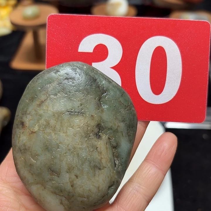 和田玉未镶嵌把件