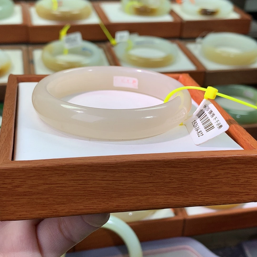 和田玉未镶嵌手镯藕粉56