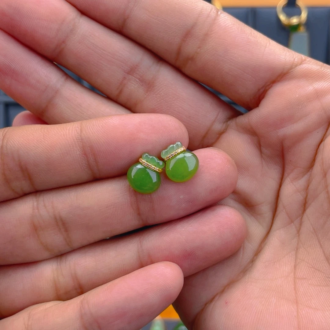 和田玉（碧玉）18K金镶嵌耳饰福袋耳钉