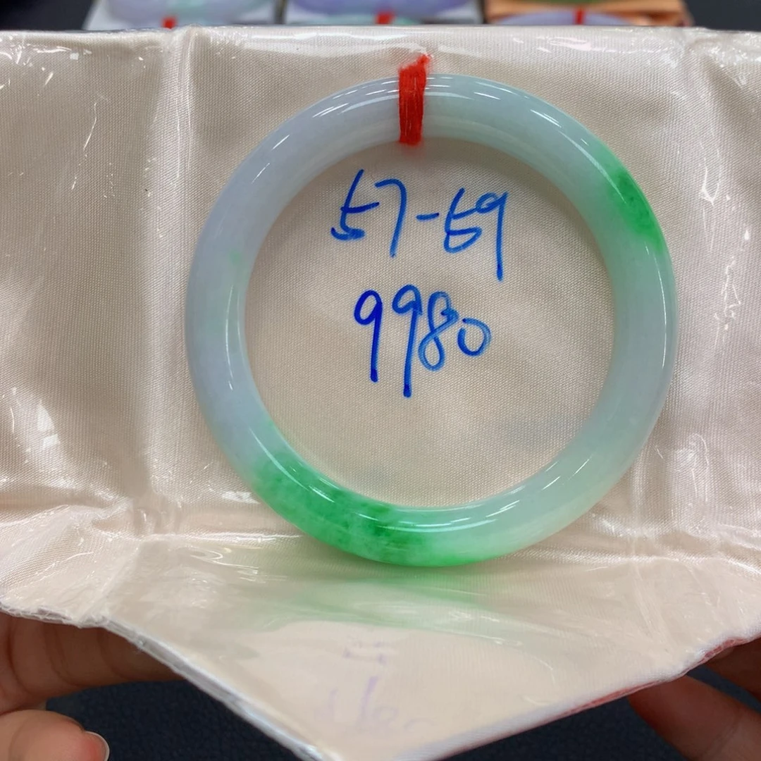 翡翠手镯未镶嵌翡翠