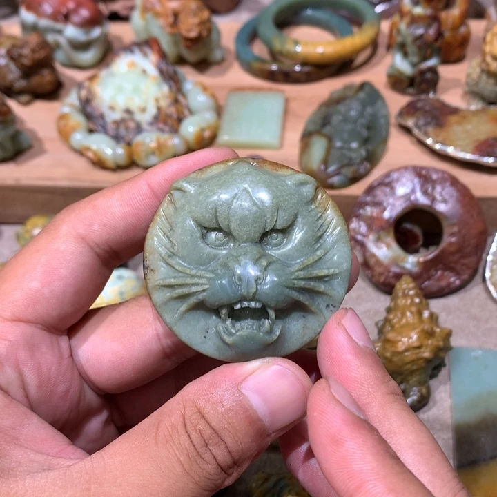 未镶嵌岫岩河磨玉（透闪石质玉）挂件