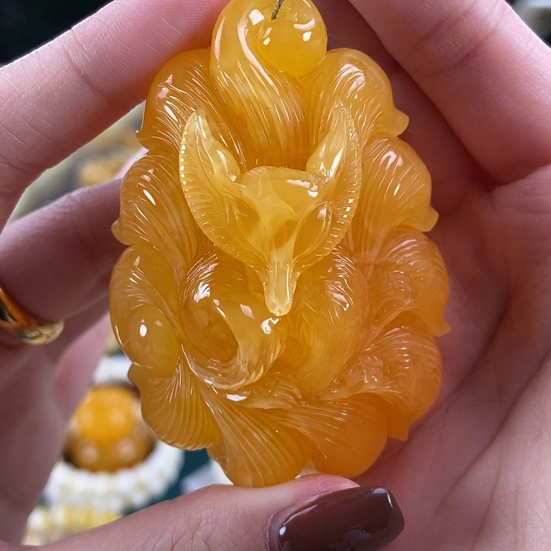 琥珀未镶嵌珠宝奇石39.27 鸡油红狐狸