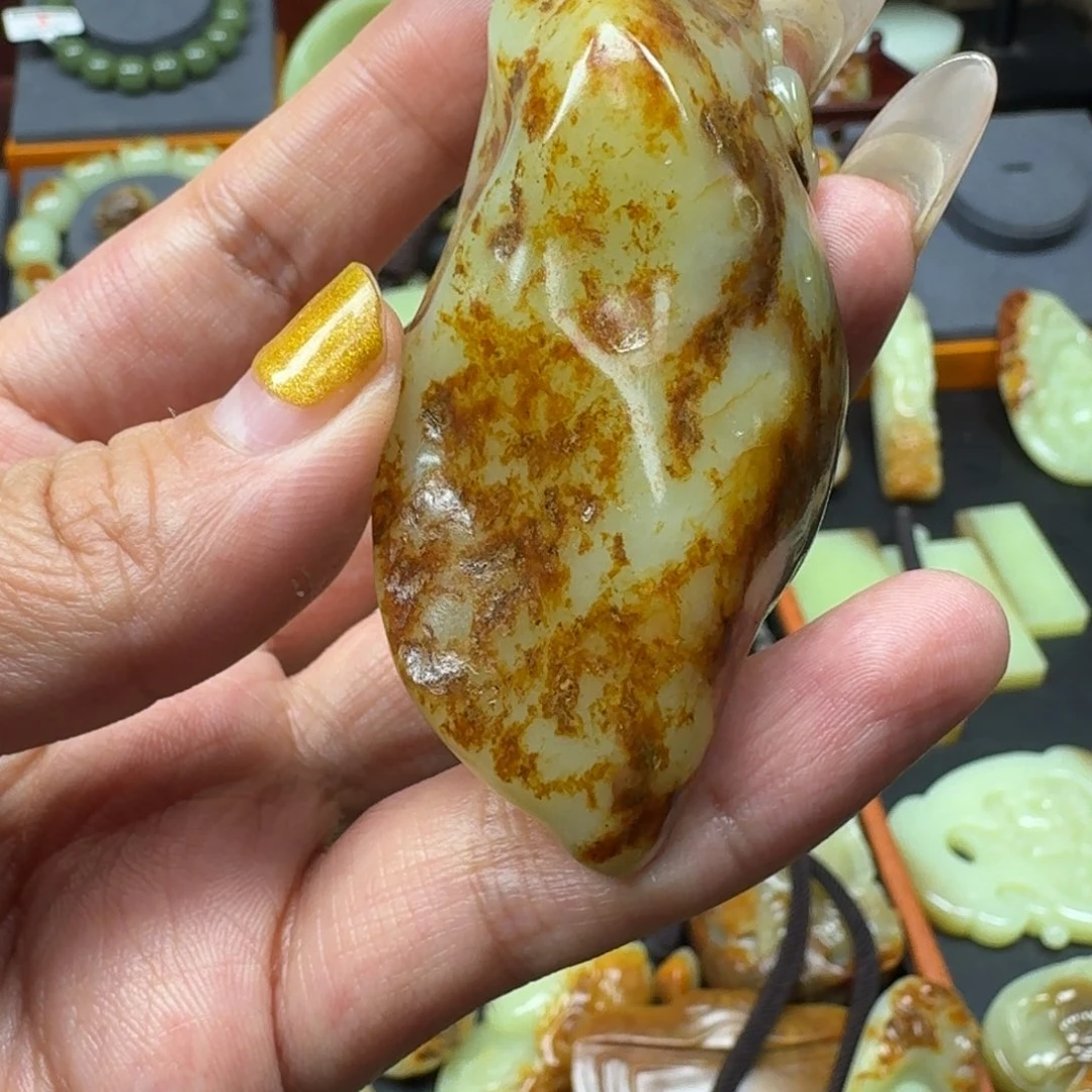 走***了岫岩河磨玉（透闪石质玉）未镶嵌把件
